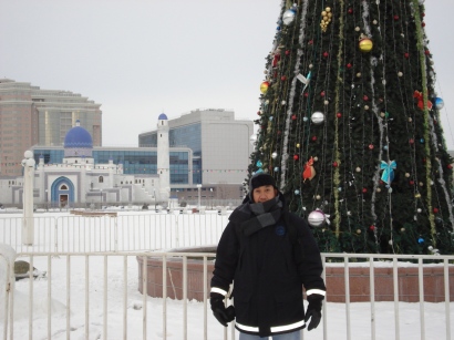 Pohon Natal dan salju di depan Masjid Besar Atyrau